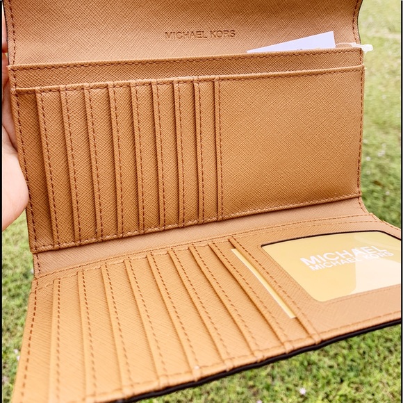 SALE‼️👜💕- Michael Kors Large Trifold Wallet - Picture 3 of 5